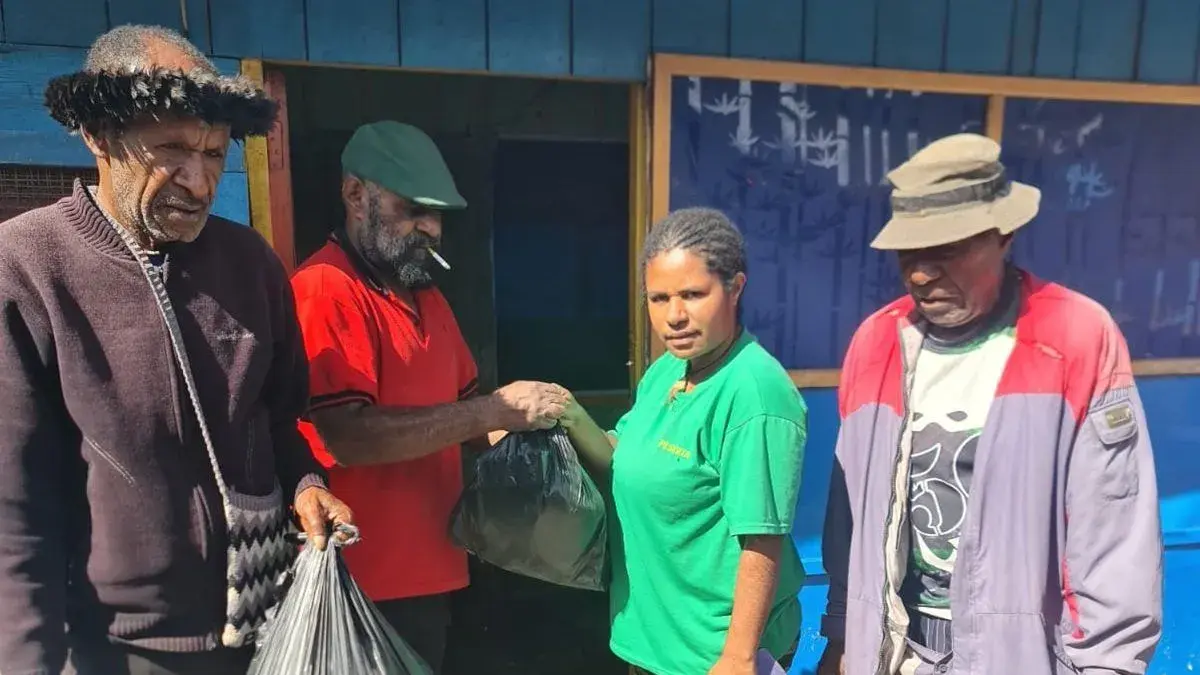 Ketua BMP Papua Pegunungan Agus Huby menyerahkan bantuan paket bapok kepada masyarakat di Wamena Kabupaten Jayawijaya, Papua Pegunungan. (ANTARA/HO-Dok BMP Papua Pegunungan)