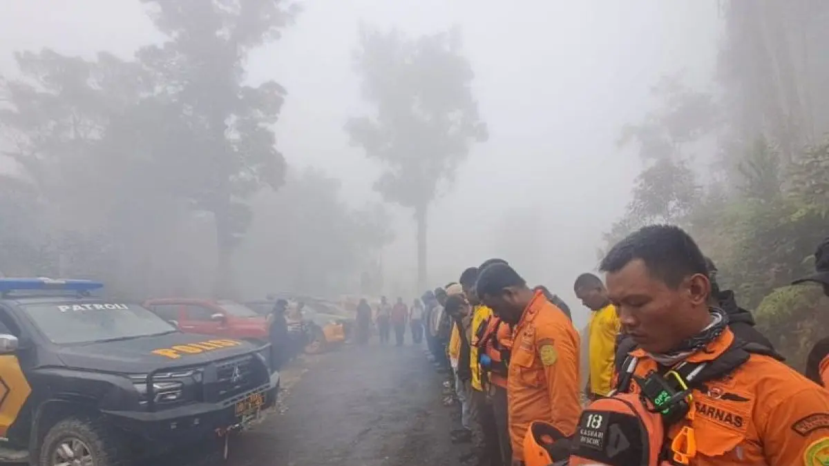 Tim SAR gabungan melakukan operasi pada hari ketujuh untuk mencari presenter TVRI Papua Barat yang hanyut teseret arus sungai di kawasan Air Terjun Memti, Kampung Sisrang, Pegunungan Arfak, Jumat (24/7/2026). (ANTARA/HO-Basarnas Manokwari)
