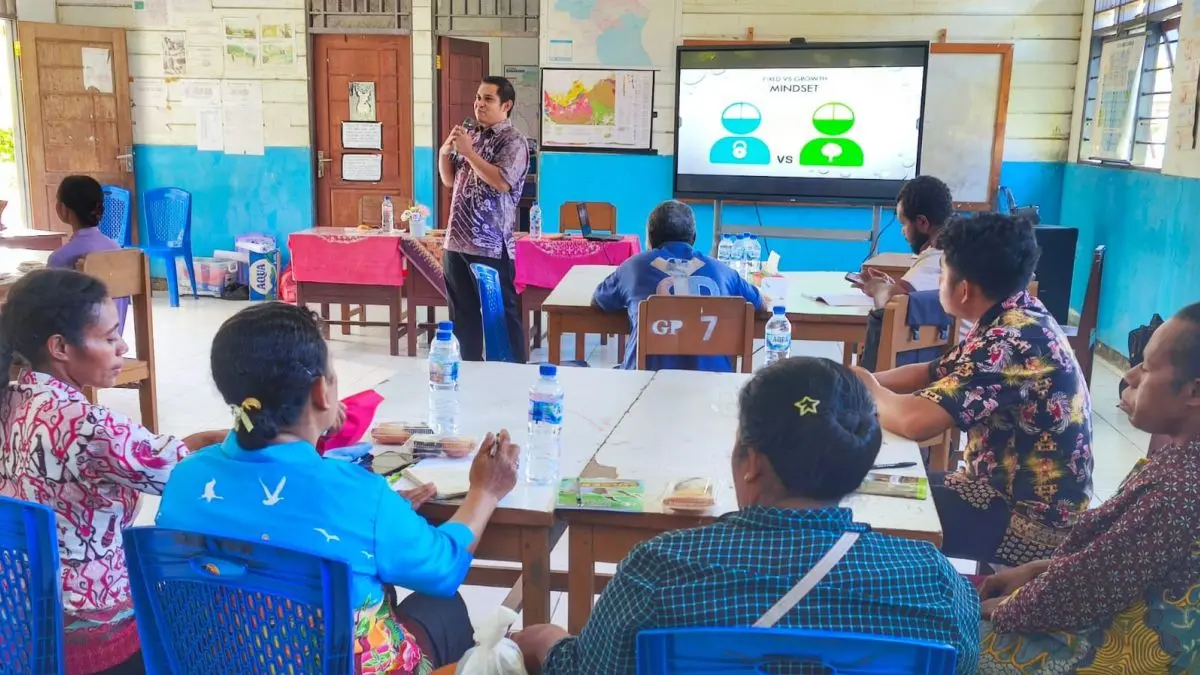 Pelatihan kewirausahaan sebagai program pemdampingan bagi para kepala sekolah dan guru dari dua SMKS yang dijadikan proyek percontohan SMK Terintegrasi di Nabire pada 16 Juni 2026. (ANTARA/Ali Nur Ichsan)