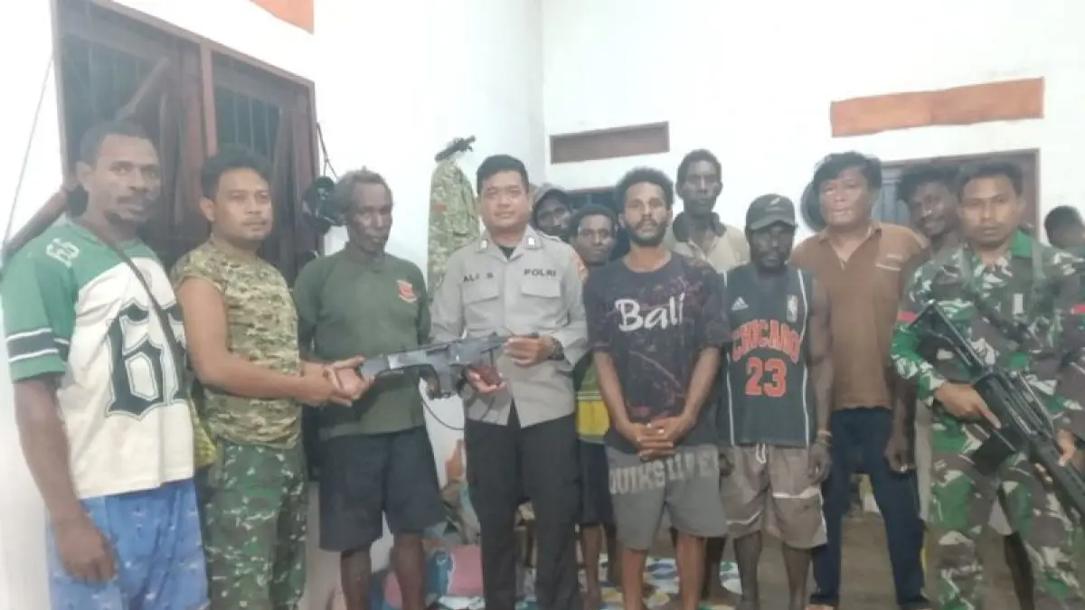 Warga menyerahkan satu unit senjata api rakitan yang ditemukan di Kampung Yamowitina ke Polsek Mimika Barat. (ANTARA/HO-Polres Mimika)