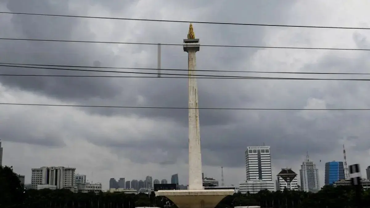 Awan tebal yang menyelimuti pemukiman dan gedung bertingkat di Jakarta, Jumat (23/1/2026). (ANTARA FOTO/Muhammad Adimaja/foc)