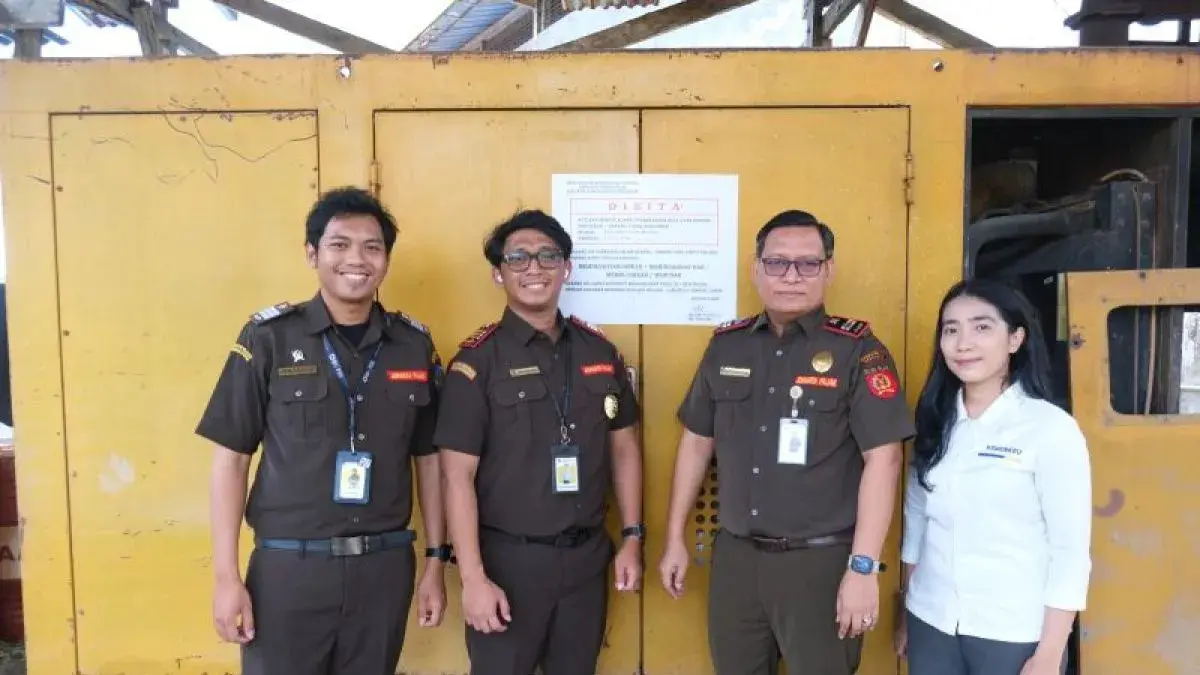 Petugas pajak saat menyita aset salah satu wajib pajak di Papua (ANTARA/HO-DJP Papua)