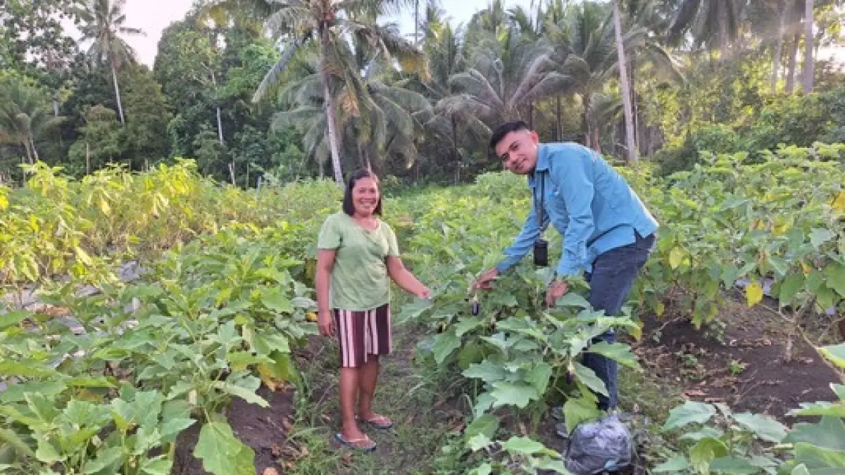 Andrew Christy Darea menjalankan tugas sebagai Mantri BRI Unit Beo, Kantor Cabang Tahuna, dengan melayani ratusan debitur yang tersebar di belasan desa di Kepulauan Talaud.
