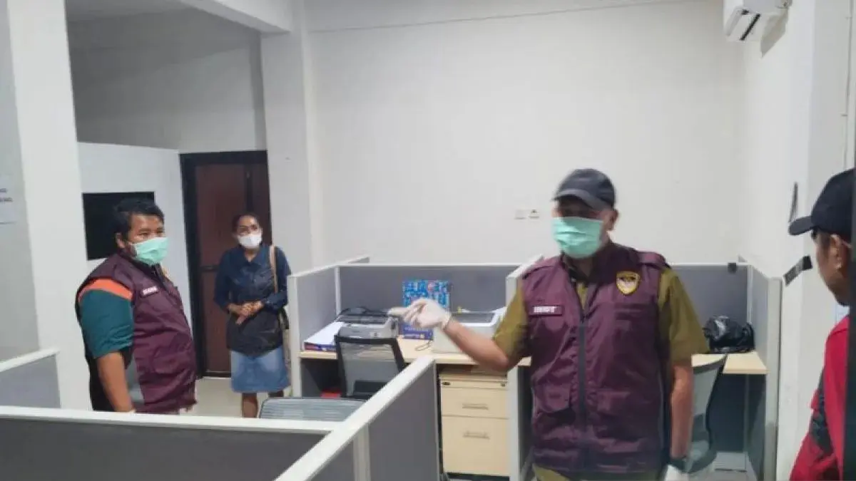 Direktorat Reserse Kriminal Khusus (Ditreskrimsus) Polda Papua Barat Daya menggeledah Kantor Sekretariat DPRP Papua Barat Daya di Kota Sorong, Kamis malam (30/7/2026) (ANTARA/Yuvensius Lasa Banafanu)
