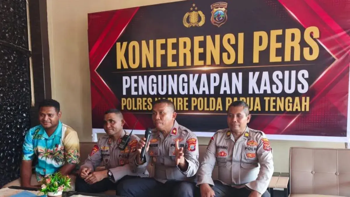 Wakapolres Nabire Kompol Piter Kendek (kedua dari kanan) saat menggelar jumpa pers di Mapolres Nabire, Jumat (31/7/2026) terkait pengungkapan kasus pembunuhan siswi SMP di Nabire. (ANTARA/Ali Nur Ichsan)
