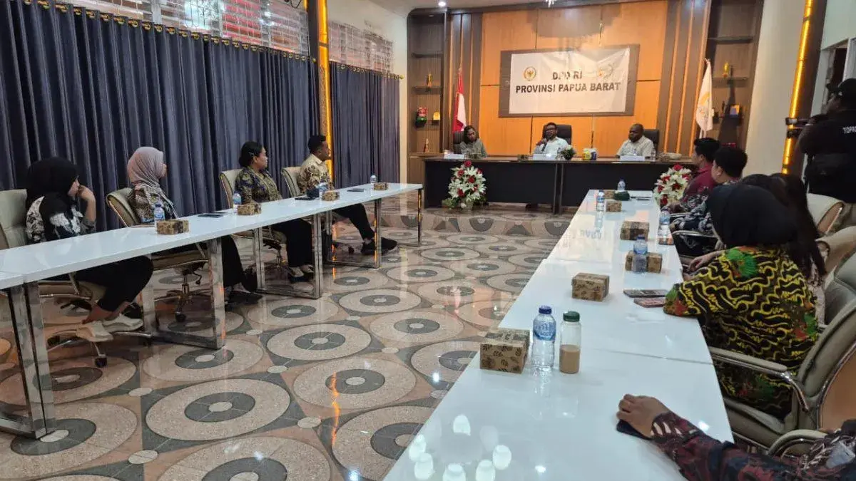 Ketua Komite III DPD RI Filep Wamafma melakukan pertemuan dengan BGN Regional Papua Barat dan sejumlah koordinator SPPG di Manokwari, Jumat malam (31/7/2026). (ANTARA/Fransiskus Salu Weking)
