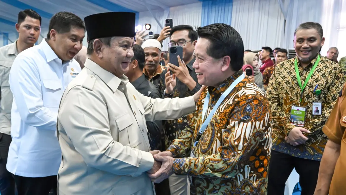 Presiden RI Prabowo Subianto menyalami Direktur Utama BRI Hery Gunardi saat Akad Massal Debitur KPR Sejahtera Fasilitas Likuiditas Pembiayaan Perumahan (FLPP) serta Kredit Program Perumahan (KPP).