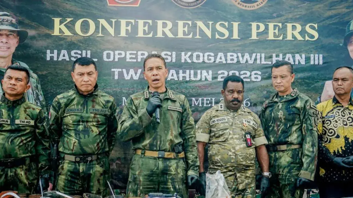 Panglima Komando Gabungan Wilayah Pertahanan (Pangkogabwilhan) III Letjen TNI Lucky Avianto bersama pimpinan TNI saat menggelar konferensi pers di Timika, Papua Tengah beberapa waktu lalu. (ANTARA/Istimewa)
