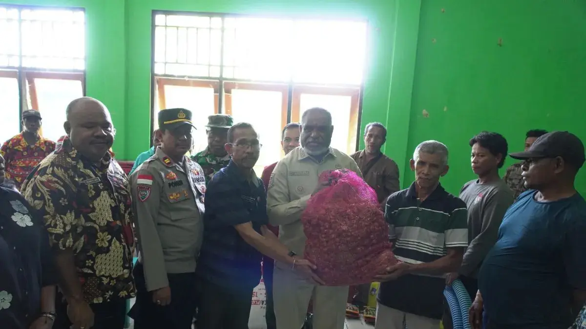 Pemkot Jayapura menyalurkan bantuan pangan bagi warga di Distrik Muara Tami. (ANTARA/HO-Humas Pemkot Jayapura)
