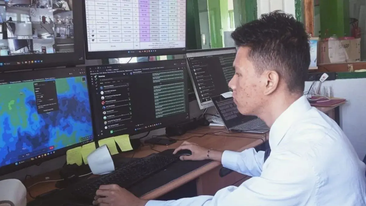 Petugas Prakiraan Cuaca Stasiun Meteorologi Kelas III Wamena Ahmad Armada saat memantau perkembangan cuaca di monitor di Kantor Stasiun Meteorologi Kelas III Wamena. (ANTARA/Yudhi Efendi)
