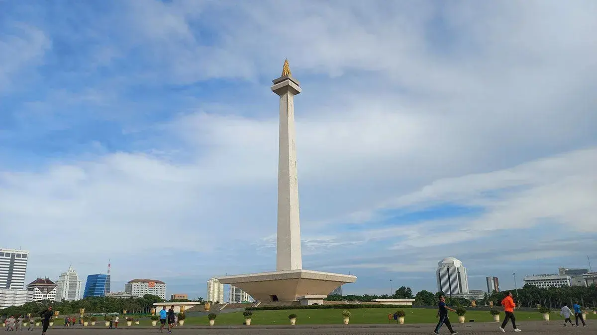 Ilustrasi, Langit cerah berawan di kawasan Monumen Nasional Jakarta. (ANTARA/Maryati/pri)
