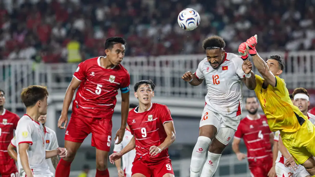 Pesepak bola Timnas Indonesia berebut bola udara dengan pemain Timnas Vietnam pada pertandingan Grup A Piala AFF 2026 di Stadion Gelora Pakansari, Kabupaten Bogor, Jawa Barat, Senin (3/8/2026). (Salman Toyibi/Jawa Pos)
