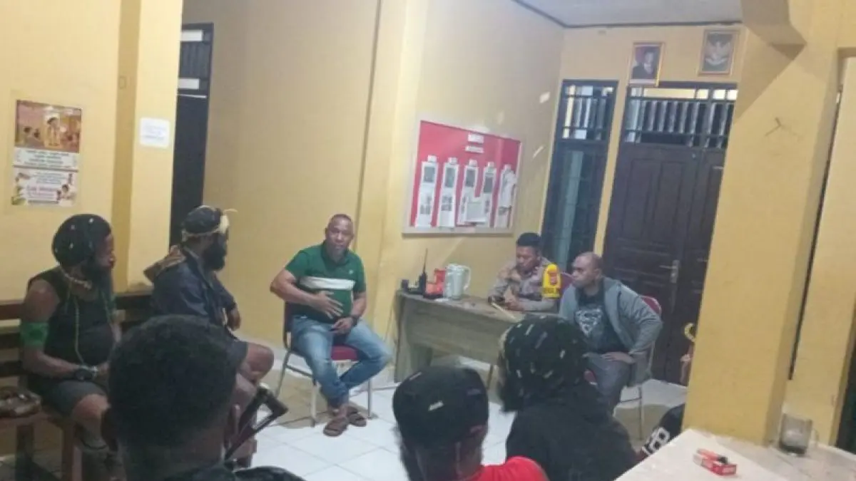 Suasana pertemuan antara aparat kepolisian dengan keluarga korban di Polsek Kwamki Narama , Distrik Kwamki Narama, Kabupaten Mimika, Rabu (5/8/2026). (ANTARA/ HO-Istimewa)
