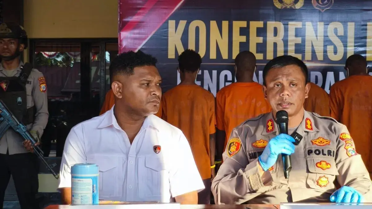 Kapolres Nabire AKBP Samuel D. Tatiratu saat didampingi Kasat Reskrim Polres Nabire Iptu Bogi T. Tunya saat menggelar konfrensi pers di Mapolres Nabire, Kamis (6/8/2026). (ANTARA/Ali Nur Ichsan)
