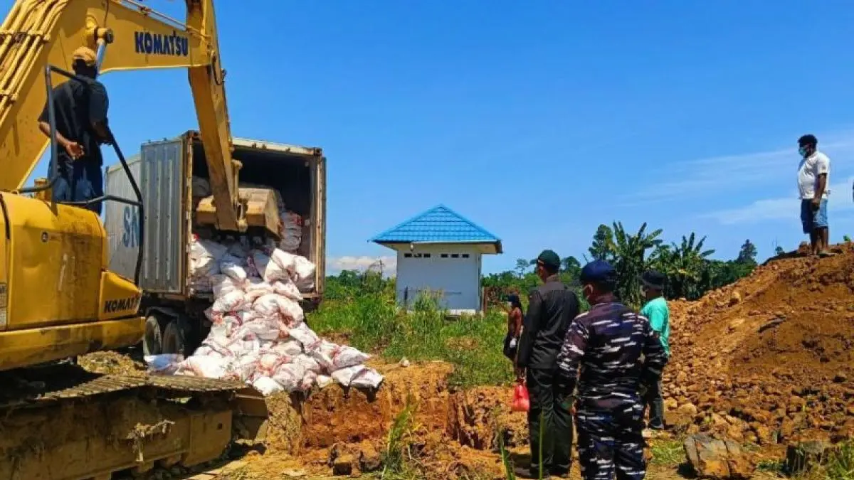 Balai karantina hewan, ikan, dan tumbuhan Papua Tengah melakukan pemusnahan 14,5 ton daging ayam busuk  di tempat pembungan akhir (TPA) Kabupaten Nabire. (ANTARA)
