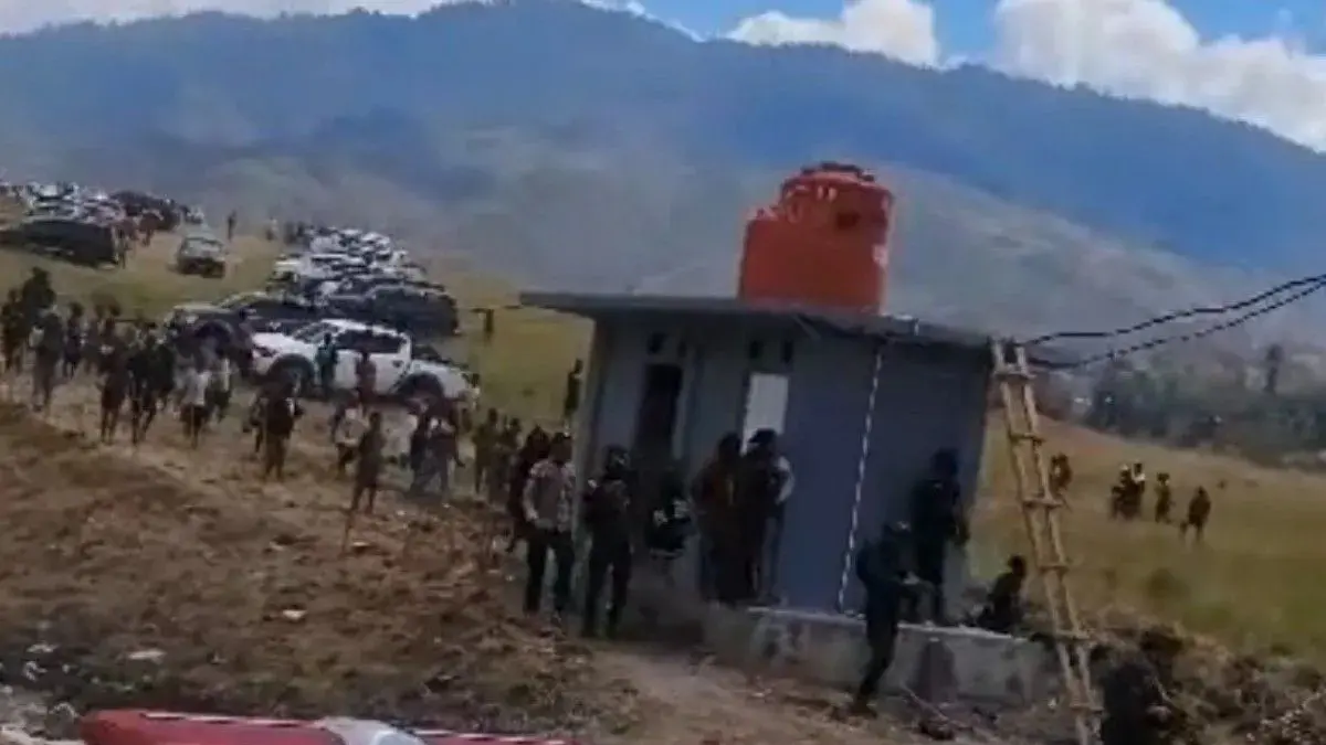 Aparat keamanan nampak berupaya mengamankan warga yang menyaksikan Festival Budaya Lembah Baliem di Walesi, Kabupaten Jayawijaya, Papua Pegunungan. (ANTARA)