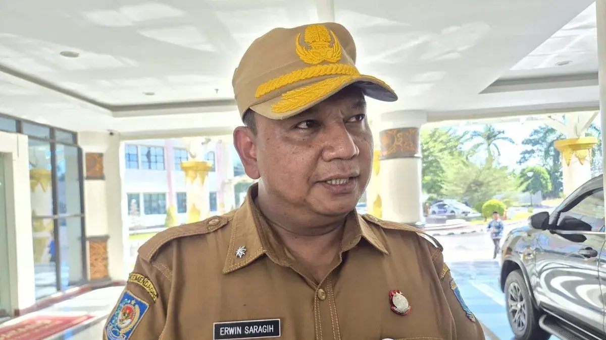 Inspektur Provinsi Papua Barat Erwin Priyadi Hamonangan Saragih memberikan keterangan terkait dugaan penyalahgunaan anggaran pada BUMD Padoma saat ditemui awak media di Manokwari, Senin (10/8/2026). (ANTARA/Fransiskus Salu Weking)
