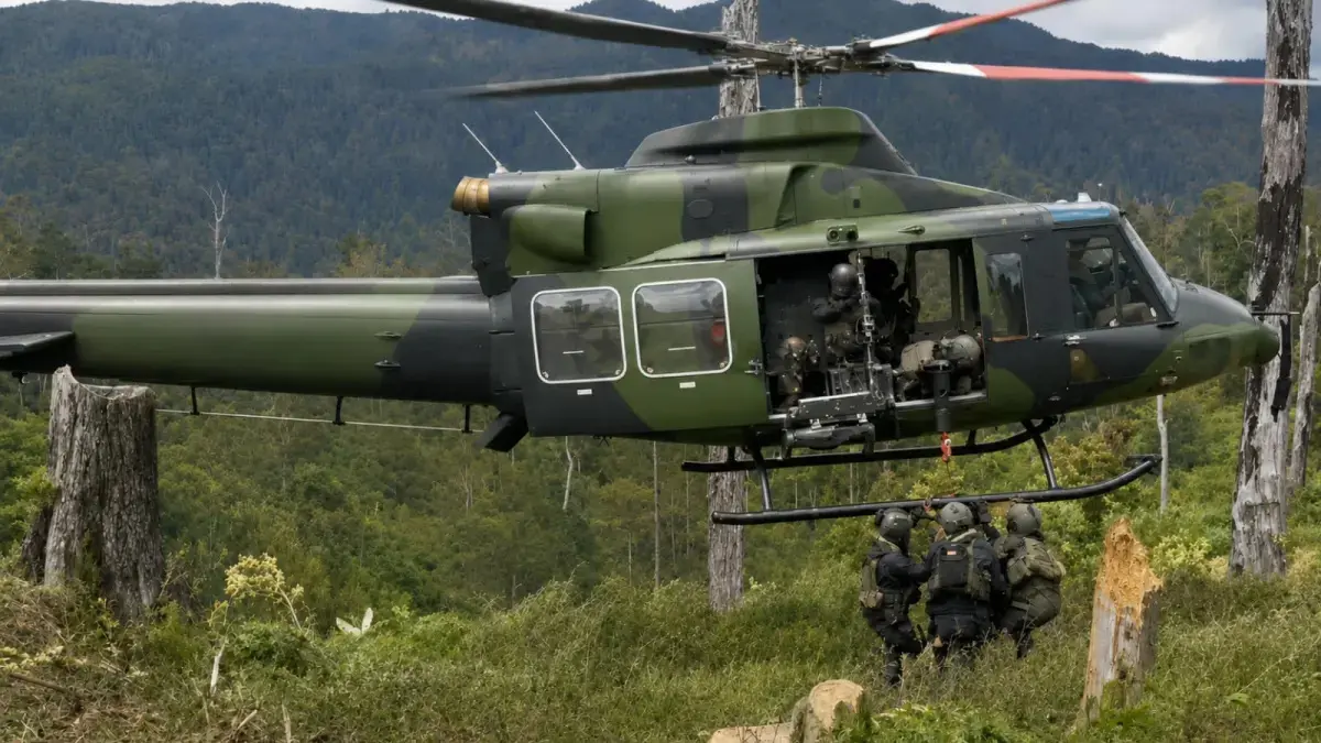 Para prajurit TNI dari Kopps TNI Habema mengevakuasi seorang warga dari pedalaman Intan Jaya yang rawan OPM menuju Distrik Sugapa untuk mendapatkan pertolongan lanjutan. (Koops TNI Habema)
