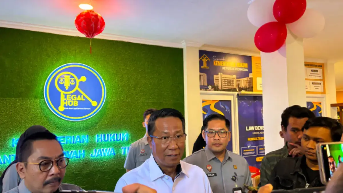 Menteri Hukum RI Supratman Andi Agtas saat ditemui di Kanwil Kemenkum Jatim, Surabaya. (Ardini Pramitha/JawaPos.com).
