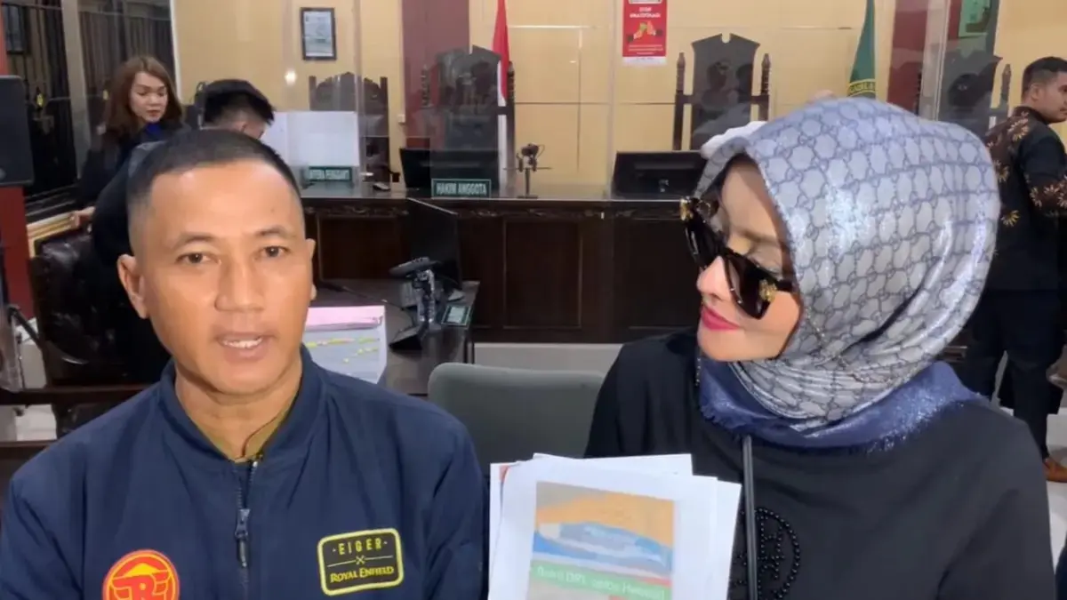 Doktif bersama Afrizal, mantan karyawan Richard Lee. (Abdul Rahman/JawaPos.com)