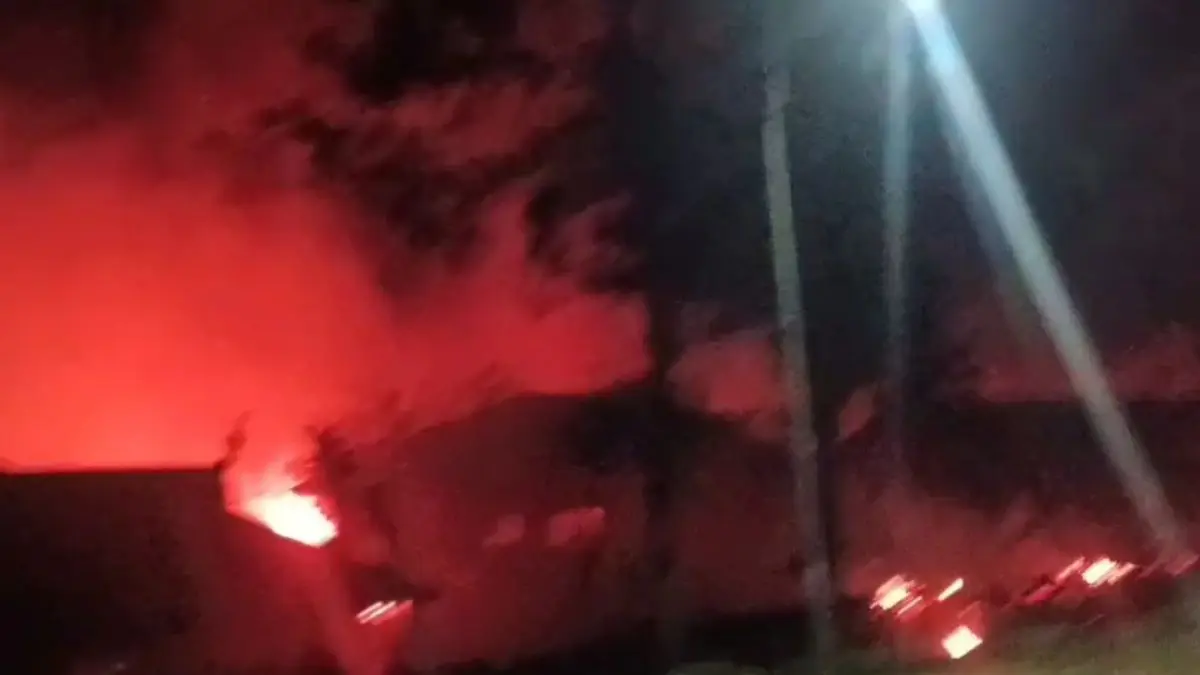 Tangkapan layar kebakaran sejumlah perkantoran Pemkab Puncak di Ilaga pada Selasa (11/8/2026) malam. Pembakaran kantor pemerintah tersebut terjadi usai proses penyaluran Dana Desa tahap I reguler 2026. (ANTARA/Istimewah)
