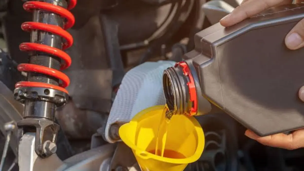 Ilustrasi mengganti oli motor. (Full Throttle Houston)