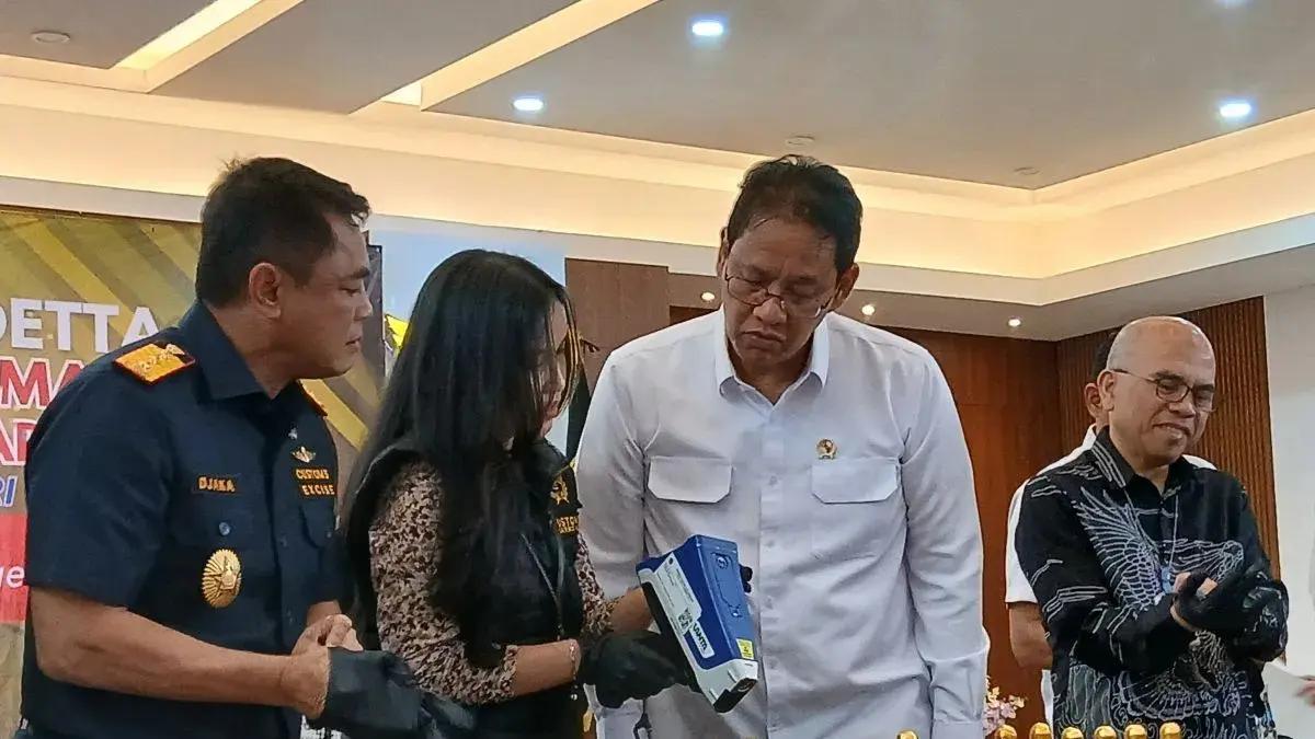 Menkeu Purbaya Yudhi Sadewa mengecek kadar emas ilegal yang diselundupkan oleh 7 WNA China seberat 23,793 kilogram ekspor emas dengan nilai Rp63 miliar di Bandara Soetta, Tangerang, Banten pada Kamis. (ANTARA/Azmi Samsul M)
