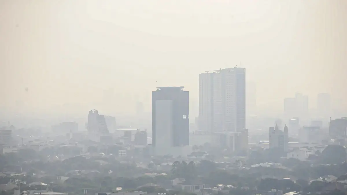 Polusi udara menyelimuti langit jakarta terlihat dari kawasan Sudirman, Jakarta, Rabu (5/8/2026). (Salman Toyibi/Jawa Pos)