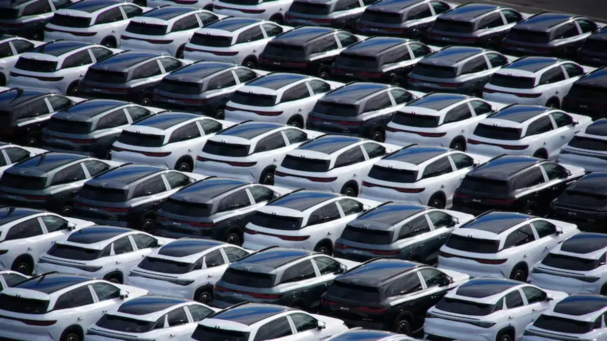 Ribuan mobil listrik BYD tiba di Pelabuhan Melbourne sebagai bagian dari pengiriman 5.000 unit yang menandai ekspansi agresif produsen EV asal Tiongkok ke pasar global (RNZ)
