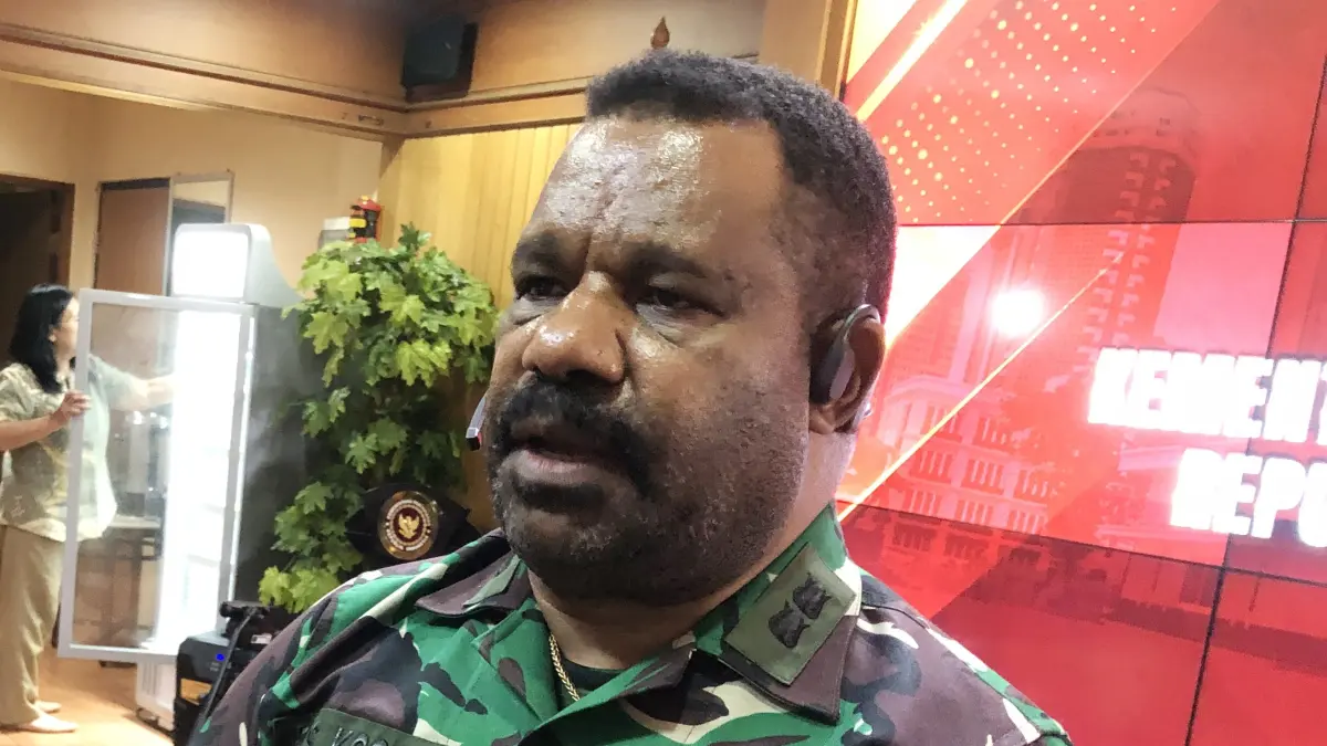 Stasus Menhan Bidang Kedaulatan NKRI Lenis Kogoya saat diwawancarai oleh awak media pada Kamis (8/5). (Syahrul Yunizar/JawaPos.com)