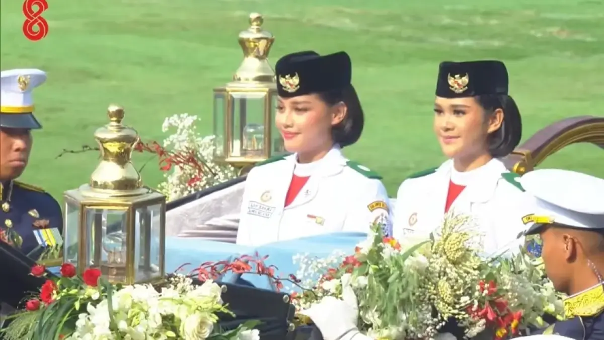 Celina Olivia Apriani Theo dipercaya membawa baki pada HUT ke-81 RI di Istana Merdeka, Jakarta, Senin (17/8). (Tangkapan Layar)