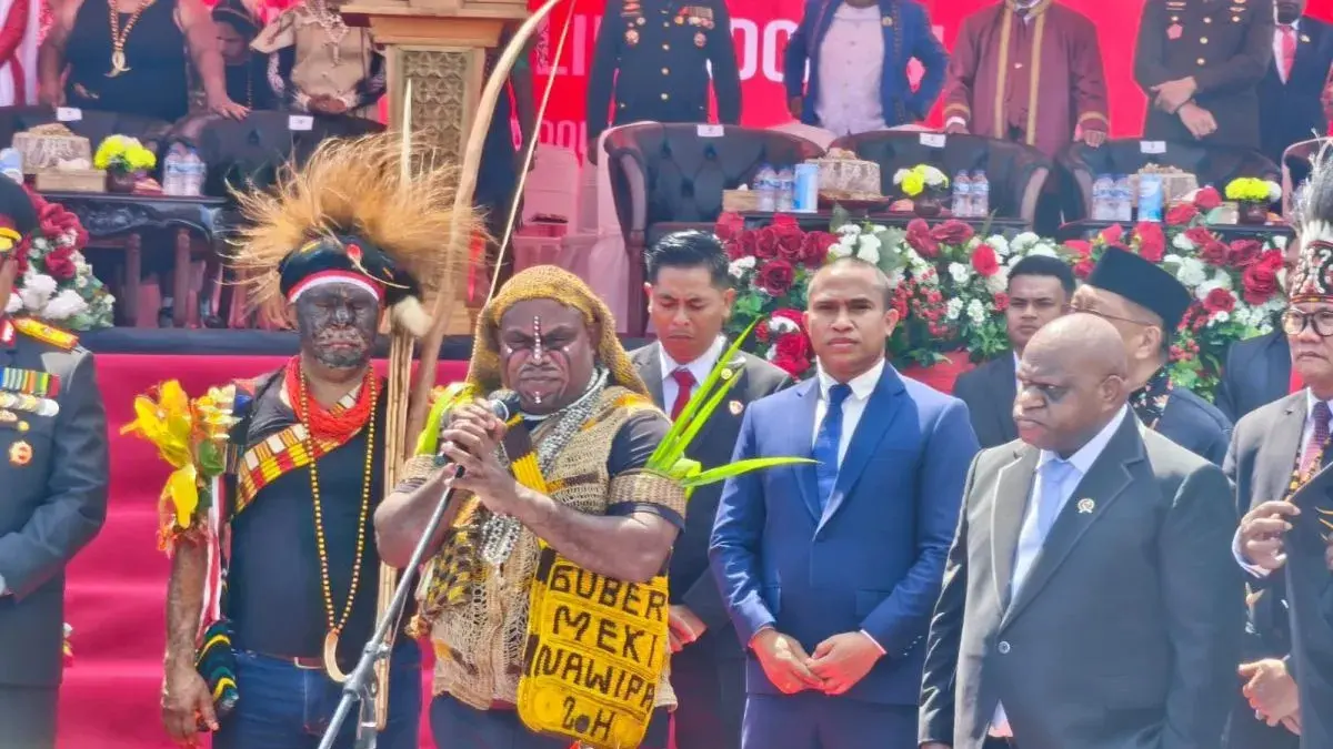 Gubernur Papua Tengah Meki Nawipa saat menyampaikan program pendidikan gratis Pemprov Papua Tengah usai peringatan HUT ke-81 RI di Nabire, Senin (17/8/2026). (ANTARA/Ali Nur Ichsan)