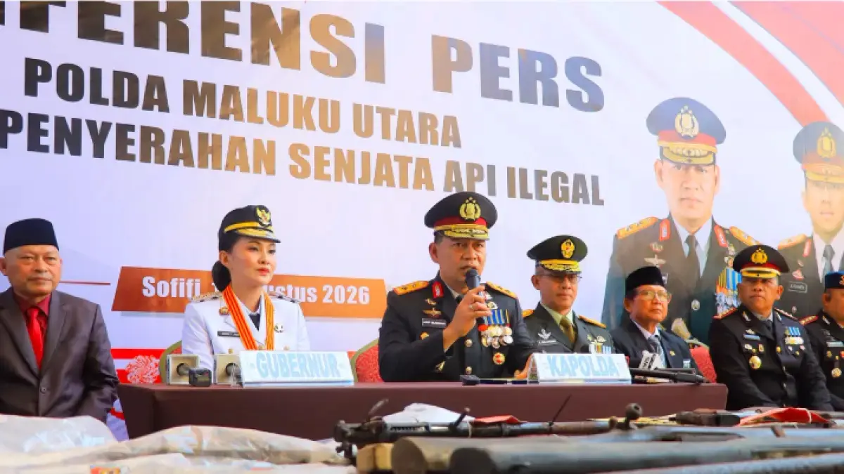 Kapolda Maluku Utara Irjen Arif Budiman menunjukkan 16 senpi ilegal yang diserahkan oleh masyarakat. (Polda Maluku Utara)