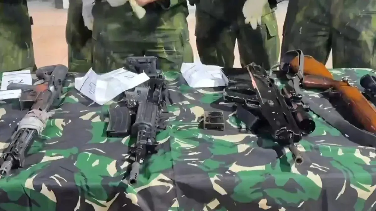 Sejumlah senjata api yang berhasil diamankan oleh Satgas TNI di Distrik Eral Makawia,Kabupaten Puncak,Papua Tengah, Minggu (16/8/2026). (ANTARA/HO-Kogabwilhan III)