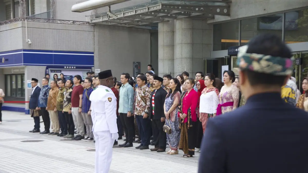 Dokter spesialis bedah syaraf asal Papua, dr. Yosep Mote, menjadi komandan upacara saat peringatan Hari Ulang Tahun (HUT) Ke-81 Kemerdekaan RI di Konsulat Jenderal Republik Indonesia (KJRI) Shanghai pada Senin (17/8/2026). (ANTARA/HO-KJRI Shanghai)