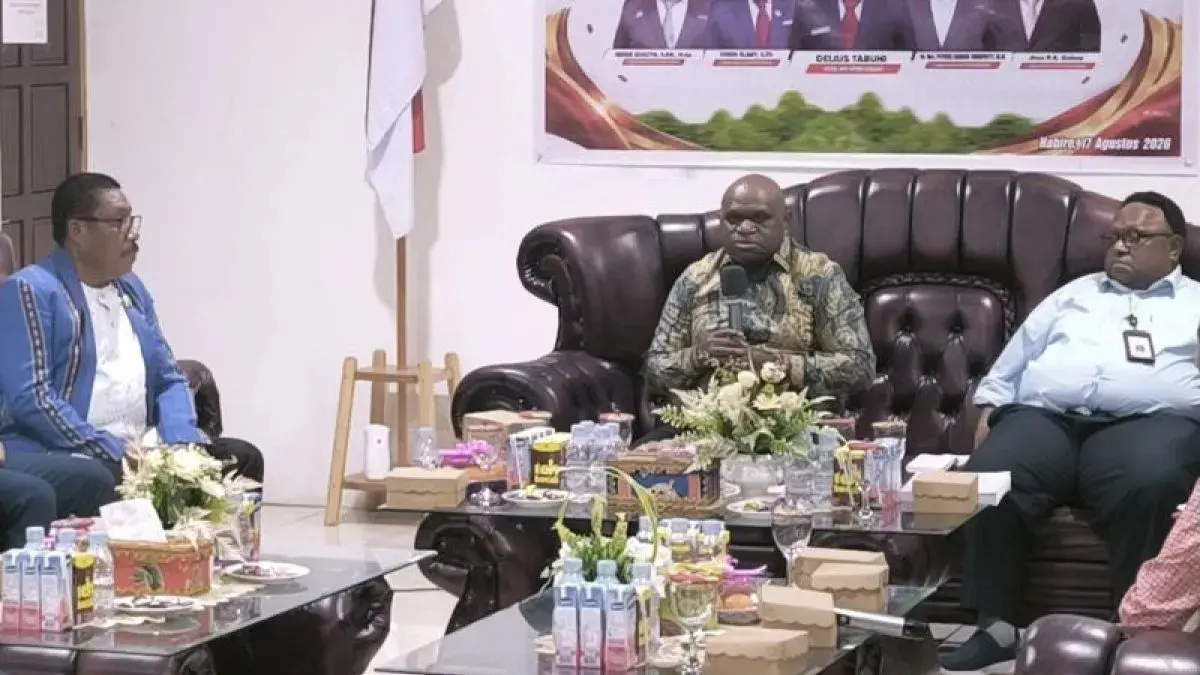 Menteri Hak Asasi Manusia (HAM) Natalius Pigai (tengah) saat kunjungan kerja di DPRD Papua Tengah, Nabire, Senin (17/8/2026). (ANTARA/Devi Nindy)