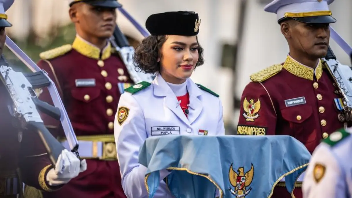 Neeltje Deliana Insjowi, anggota Paskibraka yang mewakili Provinsi Papua, membawa baki bendera Sang Merah Putih saat Upacara Penurunan Bendera di Istana Merdeka, Jakarta, Senin (17/8/2026). (ANTARA/Bayu Pratama S)