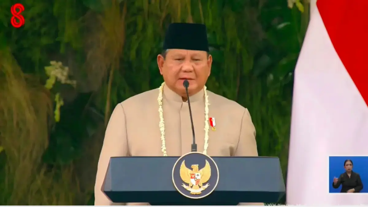 Presiden Prabowo Subianto bertindak sebagai inspektur upacara dalam prosesi penurunan Bendera Merah Putih pada peringatan HUT ke-81 Kemerdekaan Republik Indonesia di Istana Merdeka, Jakarta, Senin (17/8) sore.