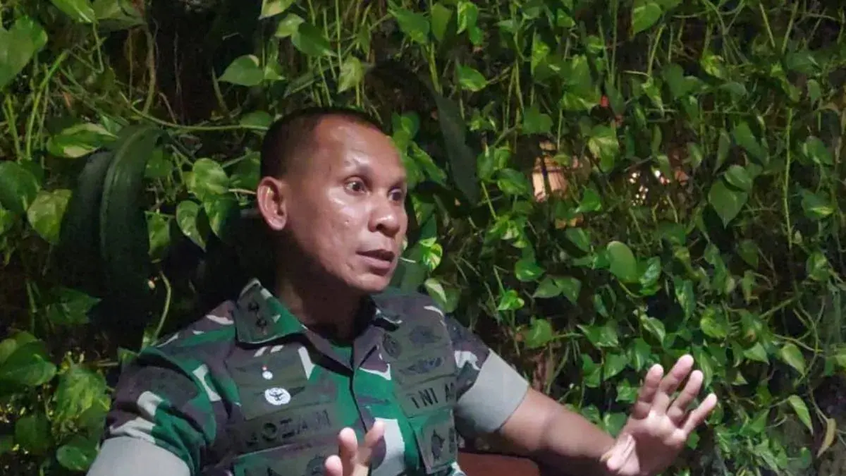 Komandan Kodim 1710/Mimika Letkol Infanteri Jozanda memberikan keterangan di Timika, Rabu (19/8/2026). (ANTARA/Marselinus Nara)