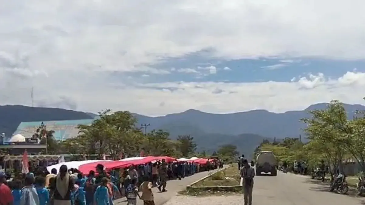 Pelajar dan masyarakat di Distrik Kobakma, Kabupaten Mamberamo Tengah, Papua Pegunungan mengibarkan bendera sepanjang 81 meter di jalanan daerah itu sebagai wujud kecintaan terhadap NKRI pada momentum peringatan HUT ke-81 Kemerdekaan RI. (ANTARA/HO-Dok Kodim 1702 Jayawijaya)

