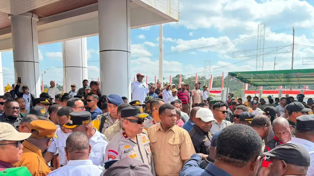 Ratusan warga Kabupaten Maybrat, Papua Barat Daya, turun ke jalan pada Rabu (19/8). Dalam aksi unjuk rasa damai yang digelar sebagai bentuk protes sekaligus penyampaian aspirasi terkait insiden penembakan warga sipil. (Istimewa)
