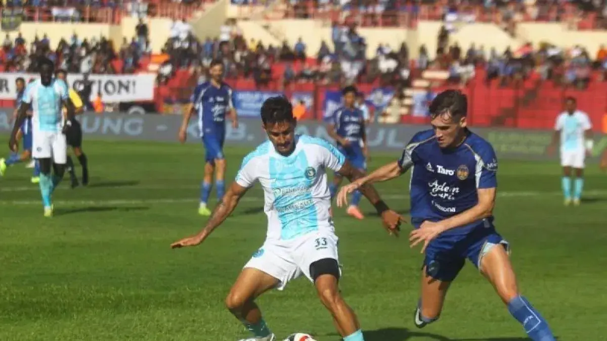 Pesepak PSIM Yogyakarta Deri Corfe (kanan) berebut bola dengan pemain PSBS Biak Pablo Andrade (kiri) pada Laga BRI Super League 2025-26 di Stadion Sultan Agung, Bantul, D.I Yogyakarta, Senin (29/12/2025). Pertadingan berakhir imbang dengan skor 2-2. (ANTARA FOTO/Kala/nz)
