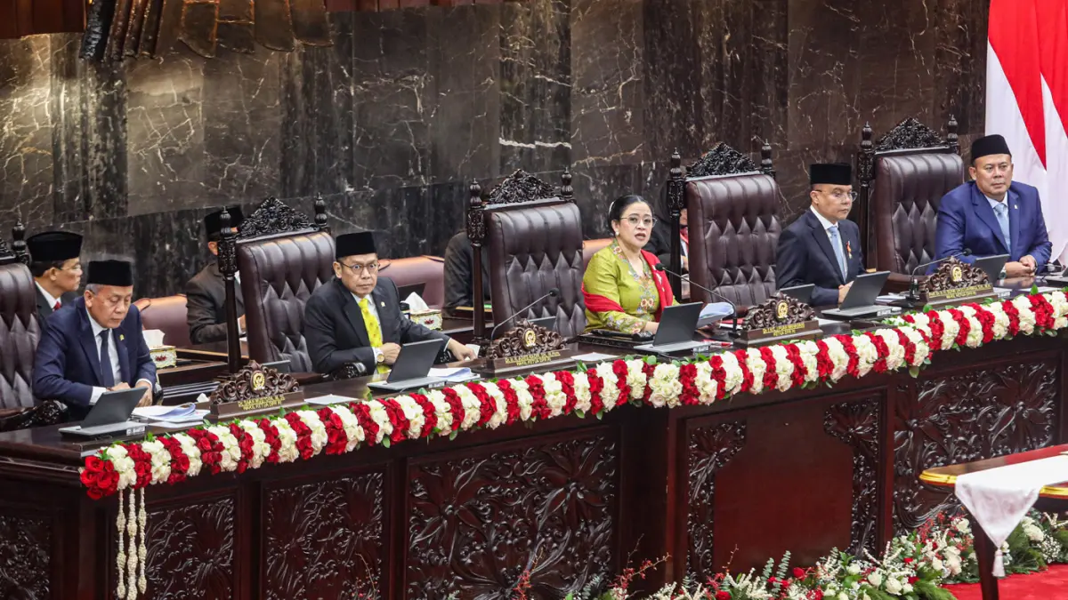 Ketua DPR Puan Maharani (tengah) memimpin Sidang Paripurna Pembukaan Masa Persidangan I DPR Tahun Sidang 2025-2026 di Gedung Nusantara, Kompleks Parlemen, Jakarta, Jumat (15/8/2025). (Salman Toyibi/ Jawa Pos)