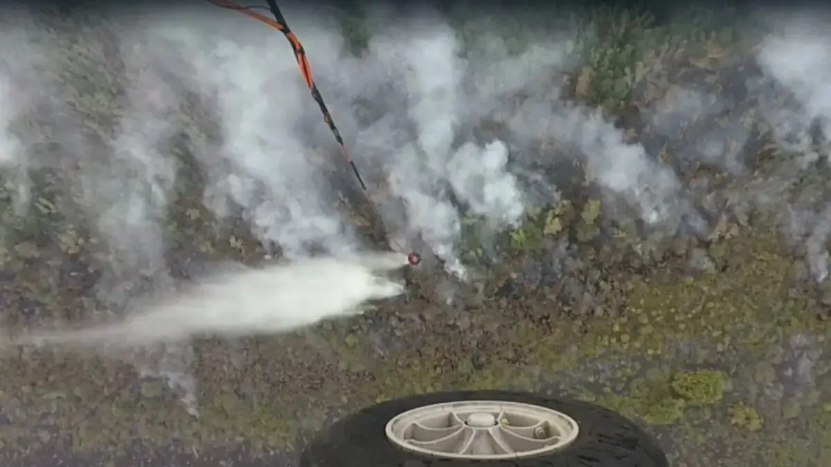 Operasi water bombing untuk pemadaman karhutla di Kalimantan Tengah, Minggu (23/8). (BNPB)