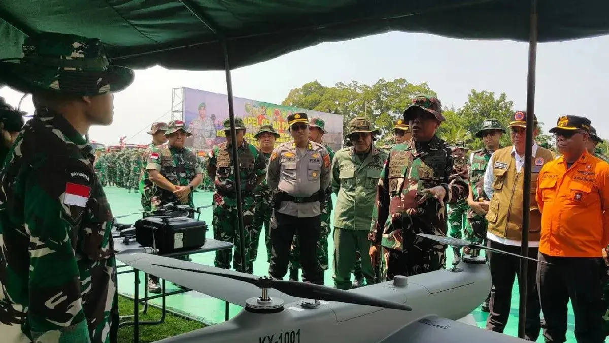 Pangdam XVII Cenderawasih Mayjen TNI Febriel Buyung Sikumbang melakukan pengecekan peralatan usai apel kesiapsiagaan penanganan kebakaran hutan dan lahan di Jayapura, Rabu (26/8/2026). (ANTARA/Dokumentasi Pribadi)
