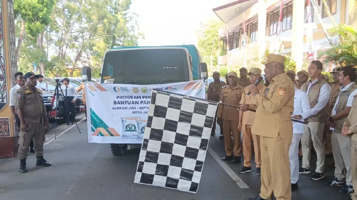 Wali Kota Jayapura Abisai Rollo saat melepas penyaluran beras bantuan pangan bertempat halaman Kantor Wali Kota Jayapura, Senin (24/8) (ANTARA/HO- Pemkot Jayapura)
