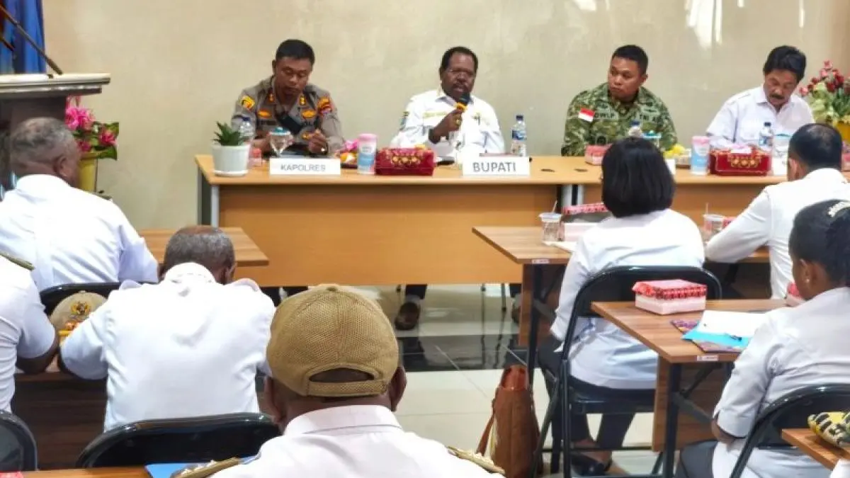 Bupati Nabire Mesak Magai didamping Kapolres dan Dandim Nabire saat memimpin rapat koordinasi penanganan El Nino di Nabire, Rabu (26/8/2026). (ANTARA/Ali Nur Ichsan)

