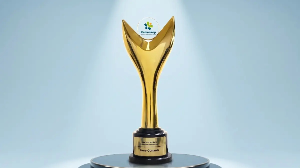 Direktur Utama BRI Hery Gunardi meraih penghargaan Bakti Koperasi Pradana Nayaka dalam ajang Koperasi Awards 2026.