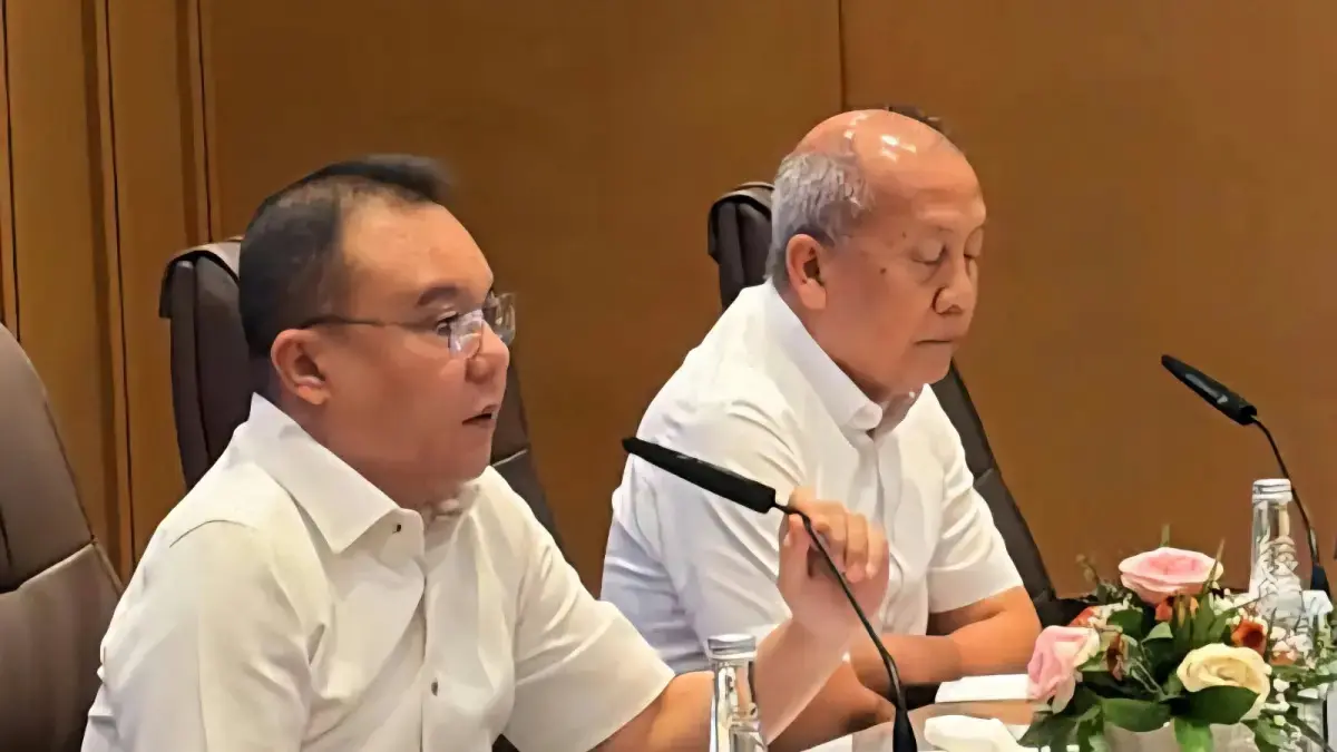 Pimpinan DPR RI Sufmi Dasco Ahmad dan Saan Mustopa saat menerima audiensi perwakilan Aliansi Masyarakat Pati Bersatu (AMPB) di Kompleks Parlemen, Senayan, Jakarta, Kamis (27/8). (Muhamad Ridwan/JawaPos.com)
