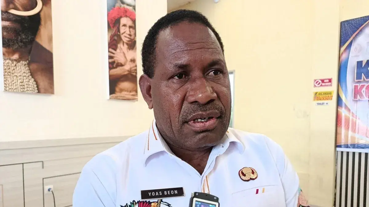 Bupati Nduga Yoas Beon diwawancarai wartawan di Wamena, Kabupaten Jayawijaya, Papua Pegunungan terkait status tanggap darurat yang telah ditetapkan dalam menghadapi musim kemarau saat ini, Jumat (28/8) 2026. (ANTARA/Yudhi Efendi)
